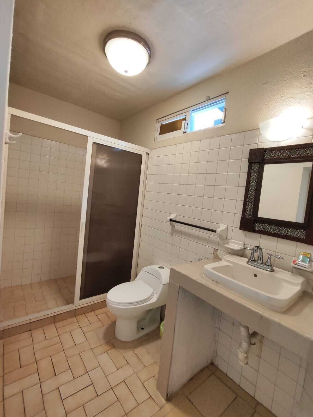 Habitación básica doble, 2 camas matrimoniales | Baño | Regadera, amenidades de baño gratuitas, toallas 