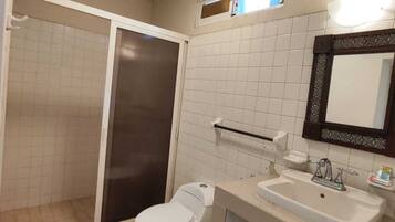 Habitación básica doble, 2 camas matrimoniales | Baño | Regadera, amenidades de baño gratuitas, toallas