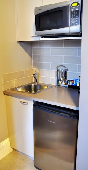Maisonette | Private kitchenette | Fridge, microwave, coffee/tea maker, electric kettle