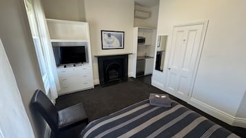 Maisonette | Individually decorated, individually furnished, desk, iron/ironing board