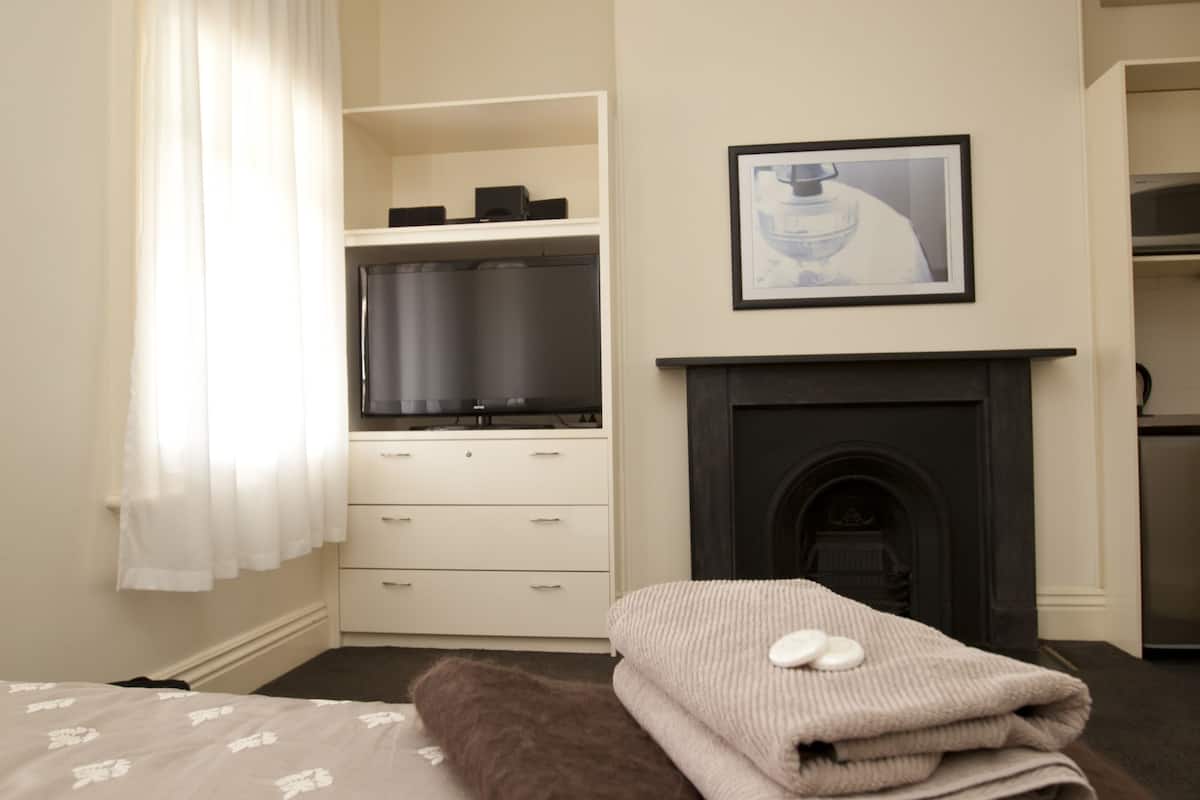 maisonette | individually decorated, individually furnished, desk, iron/ironing board