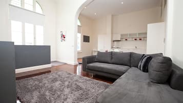 Een 21-inch smart-tv met digitale zenders