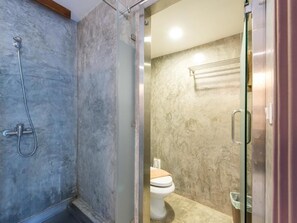 Deluxe poolside | Bathroom | Shower, free toiletries, towels