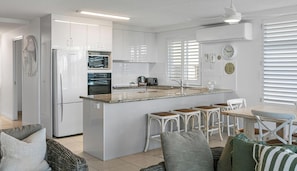 Superior-Apartment, 3 Schlafzimmer, Meerblick | Eigene Küche | Großer Kühlschrank, Mikrowelle, Geschirrspüler, Wasserkocher