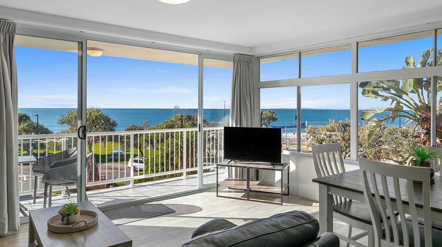 Flatskjerm-TV og DVD-spiller