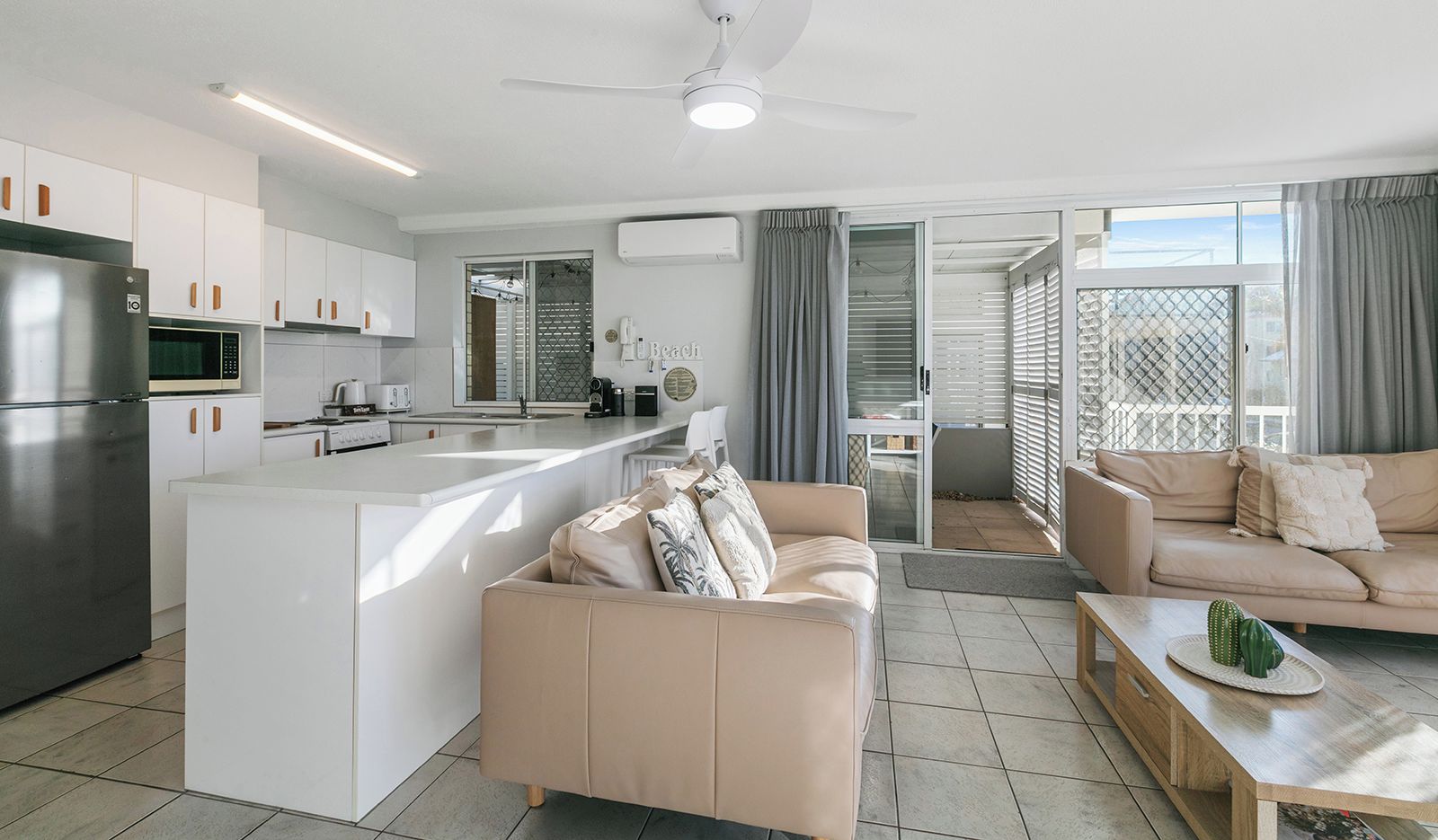 Un apartamento moderno con cocina, sala de estar y balcón.