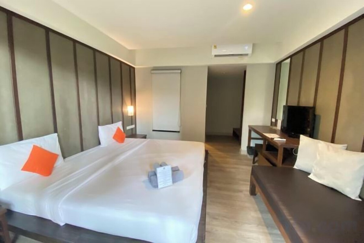 Minibar, in-room safe, rollaway beds (surcharge), WiFi (free)