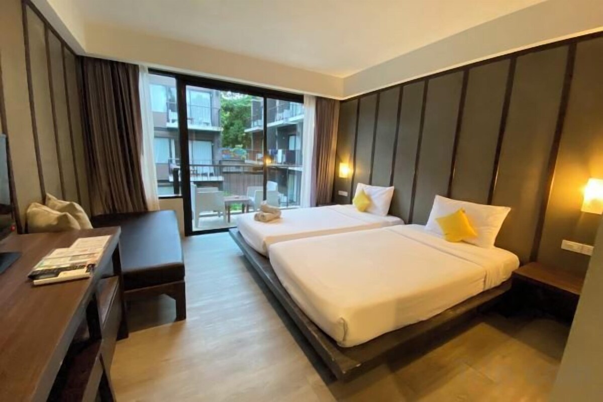Minibar, in-room safe, rollaway beds (surcharge), WiFi (free)