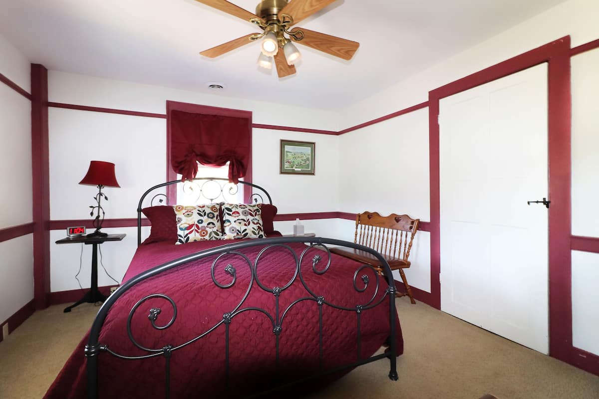 Burch Room - Common Hall Bath