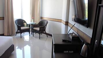 VÀrdeförvaringsskÄp pÄ rummet, skrivbord och gratis wi-fi