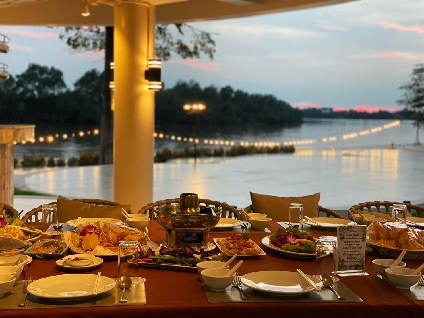 2 restaurants; breakfast, lunch and dinner served 
