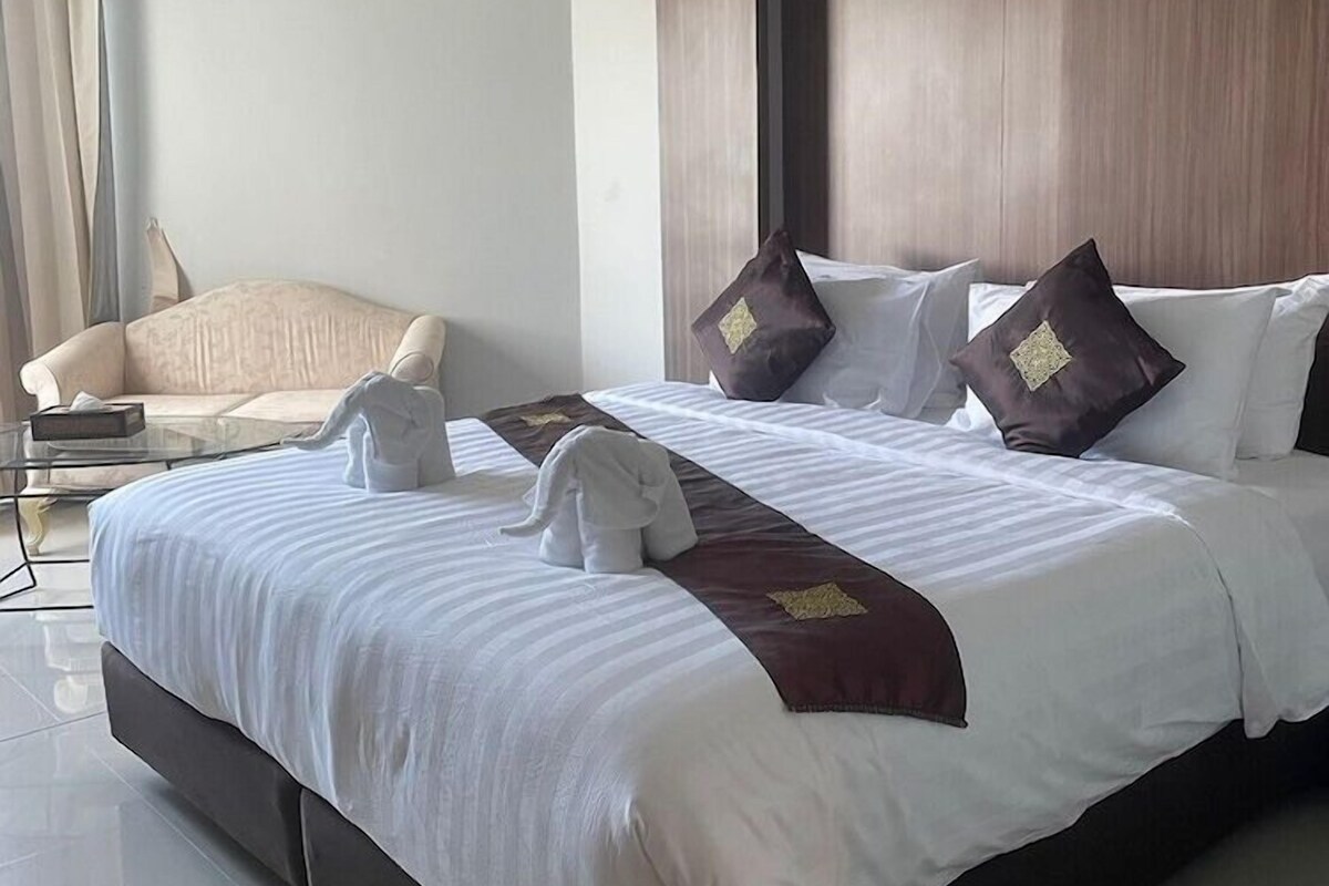 Blackout drapes, WiFi (free), bed sheets