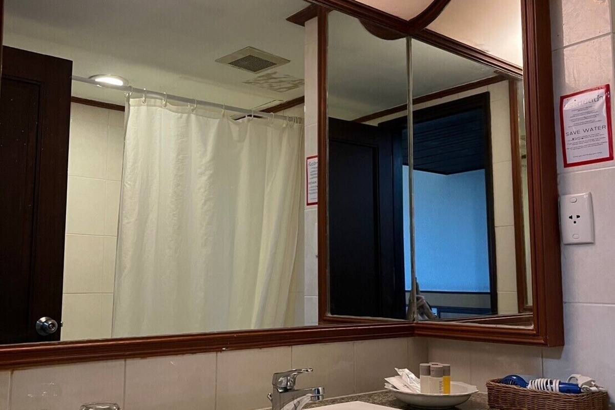 combined shower/bathtub, free toiletries, hair dryer, towels