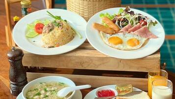 2 restaurants; breakfast, lunch, and dinner served