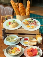 2 restaurantes; se sirve desayuno, almuerzo y cena