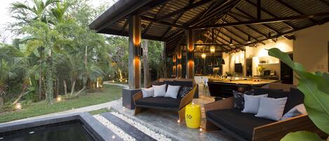 Una piscina al aire libre