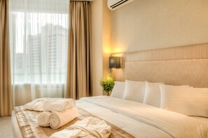 标准双人房或双床房 | 高档床上用品、迷你吧、客房内保险箱、办公桌