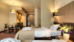 Une chambre d’hôtel avec deux lits, un bureau et une salle de bain.