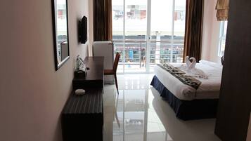 Blackout drapes, free WiFi