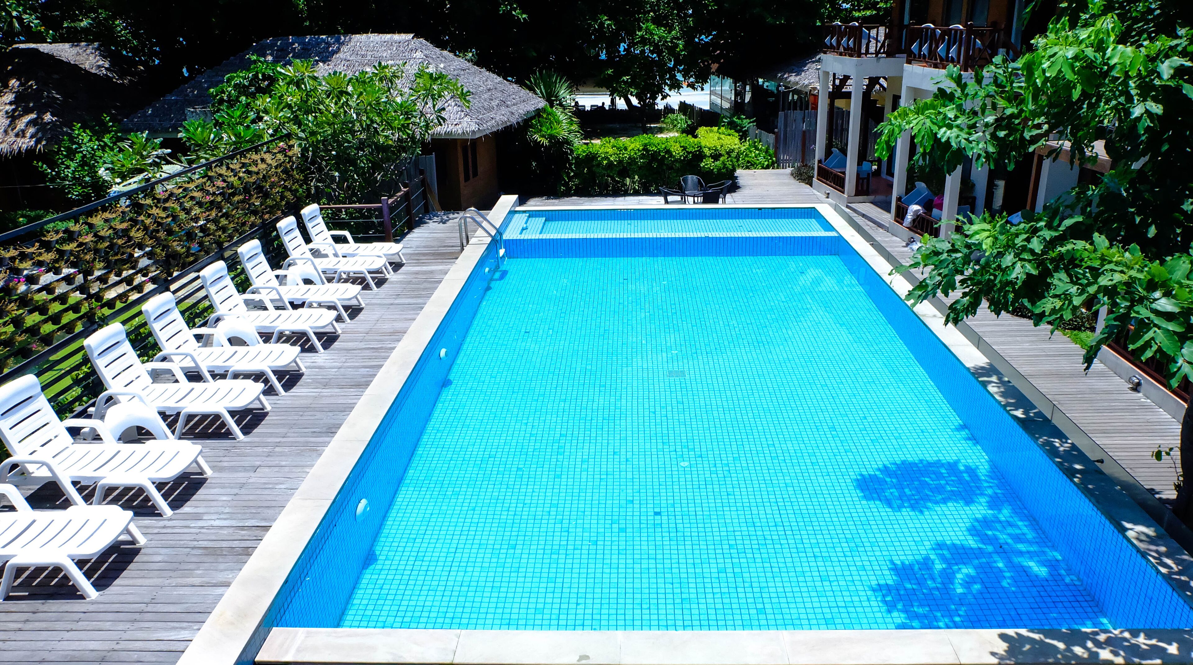 สระว่ายน้ำกลางแจ้ง