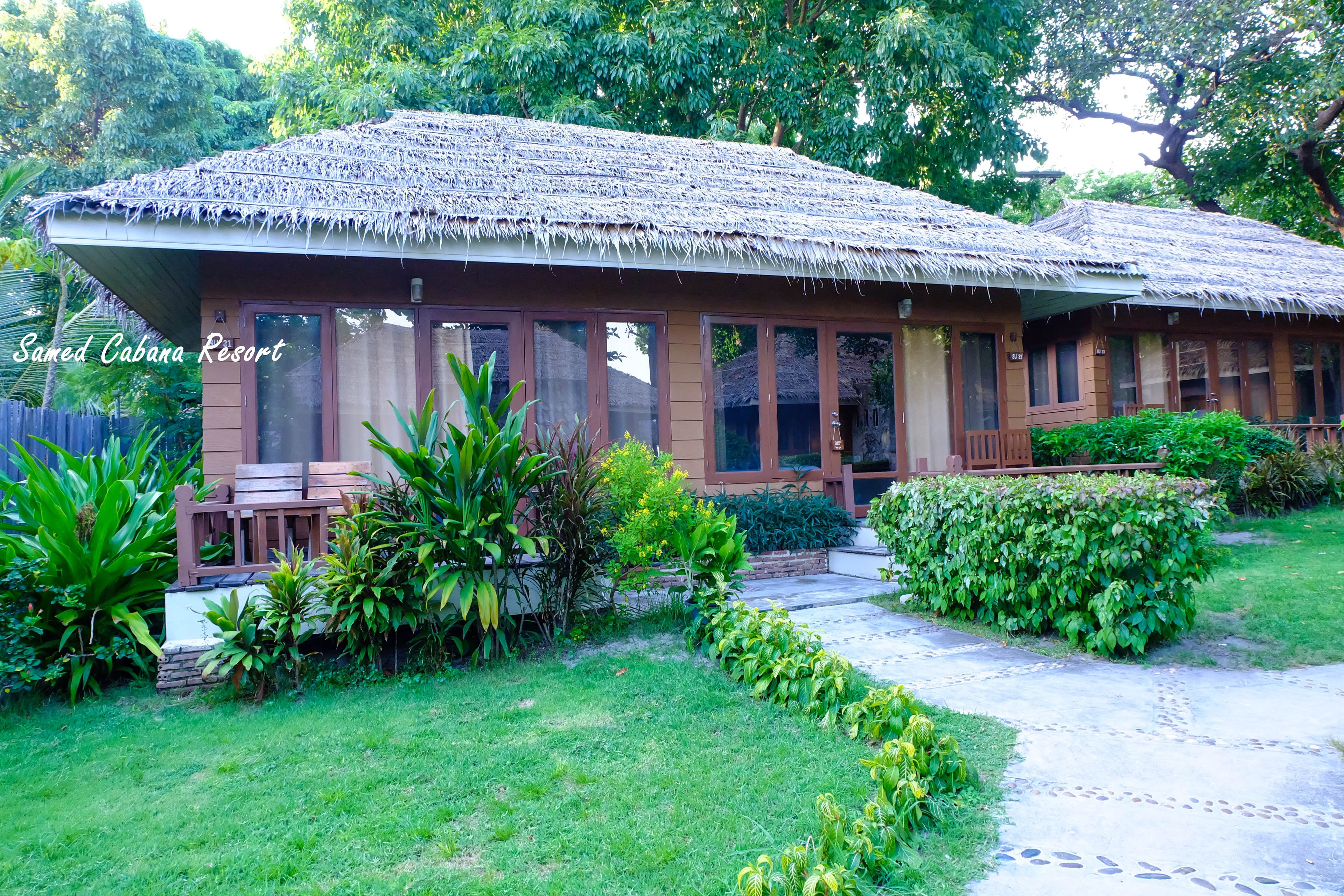 Ropa de cama hipoalergénica y caja de seguridad en la habitación 