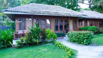 Hypo-allergenic bedding, in-room safe, desk, rollaway beds