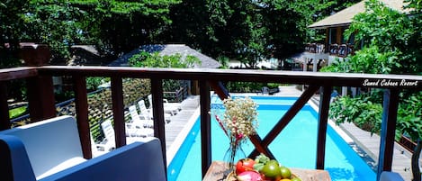 Deluxe Pool View | Hypo-allergenic bedding, in-room safe, desk, rollaway beds