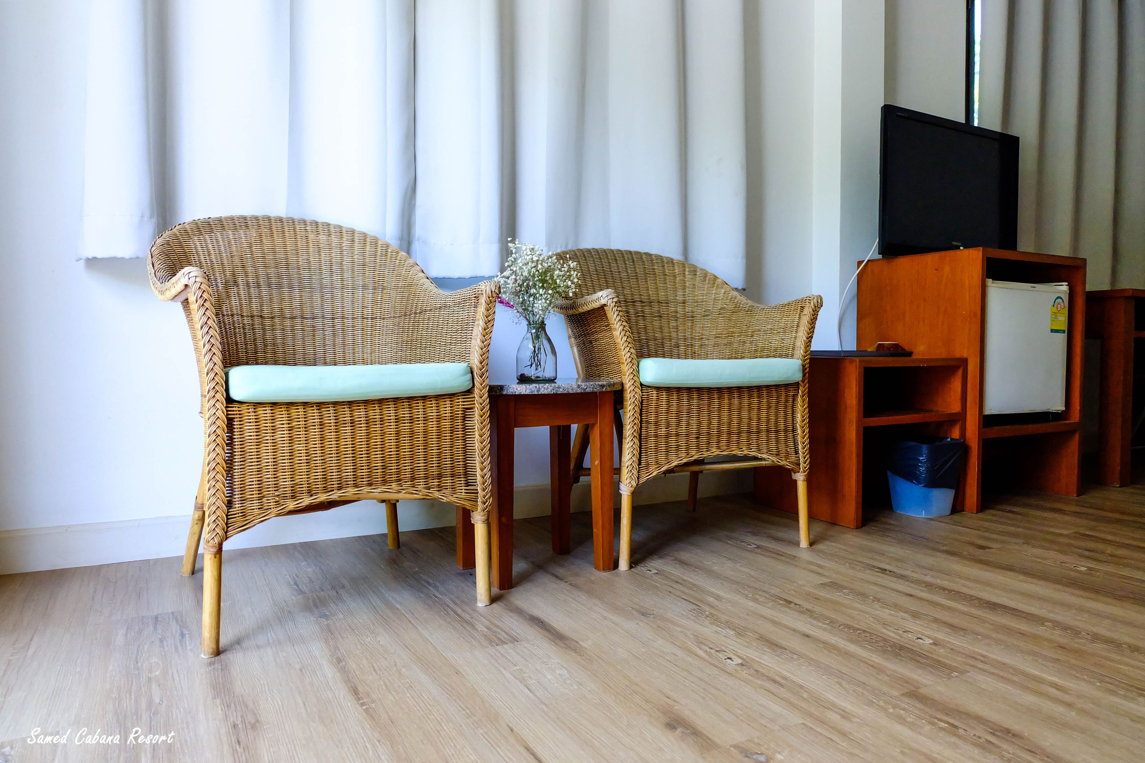 Hypo-allergenic bedding, in-room safe, desk, rollaway beds