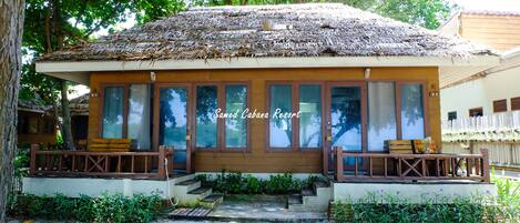 Hypo-allergenic bedding, in-room safe, desk, rollaway beds