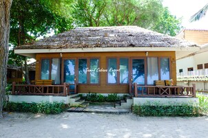 Ropa de cama hipoalergénica y caja de seguridad en la habitación 