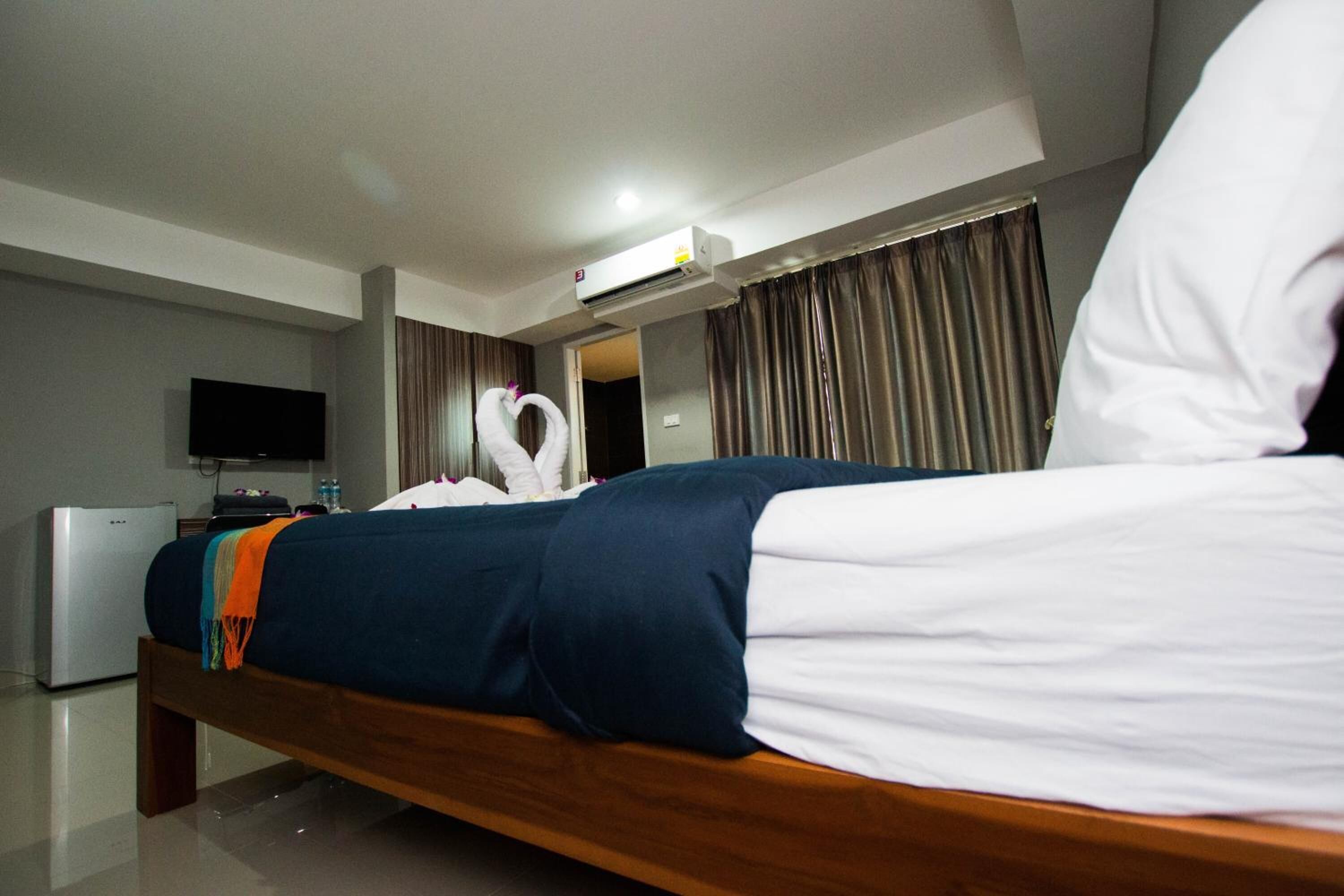 hypo-allergenic bedding, in-room safe, desk, rollaway beds