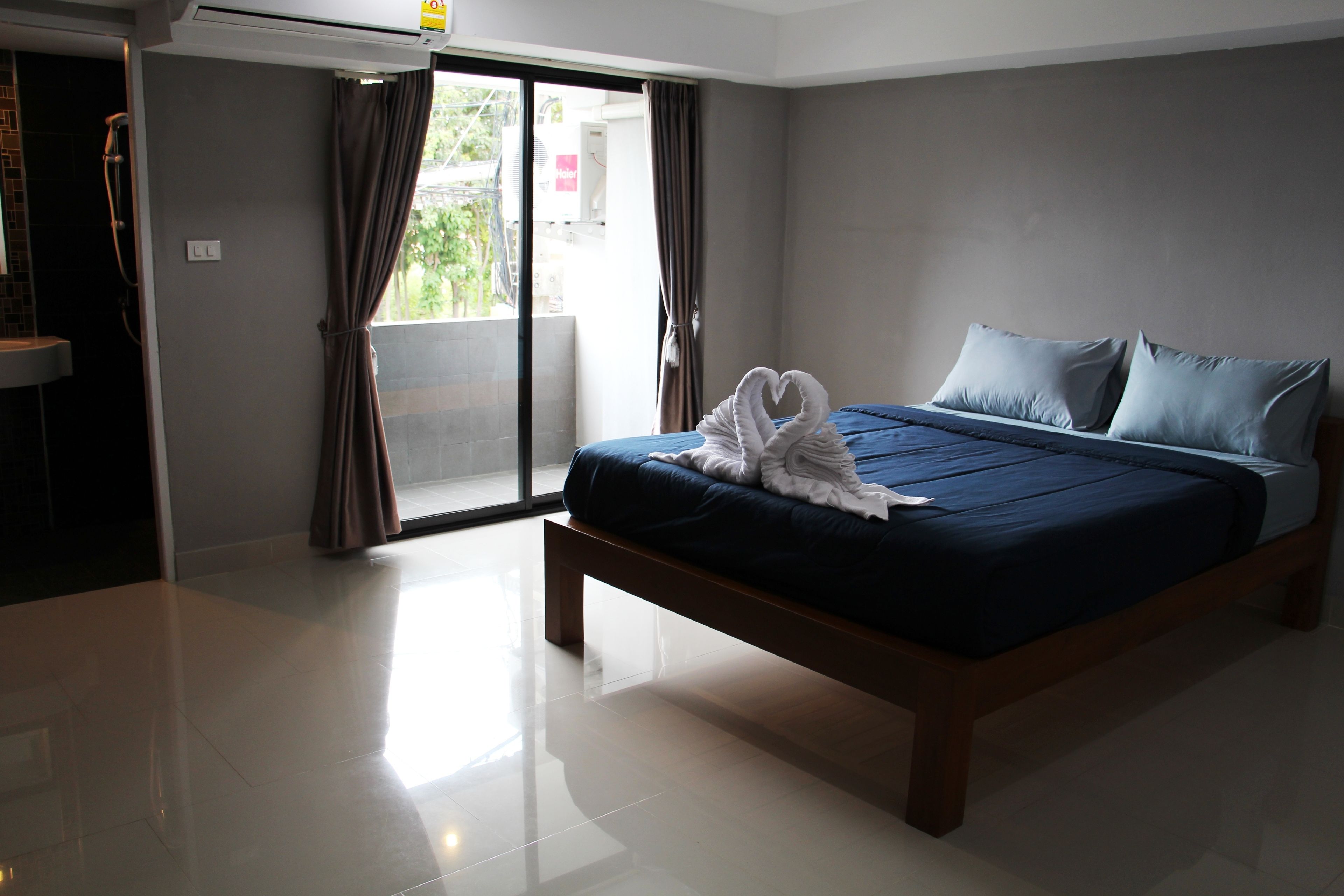 hypo-allergenic bedding, in-room safe, desk, rollaway beds