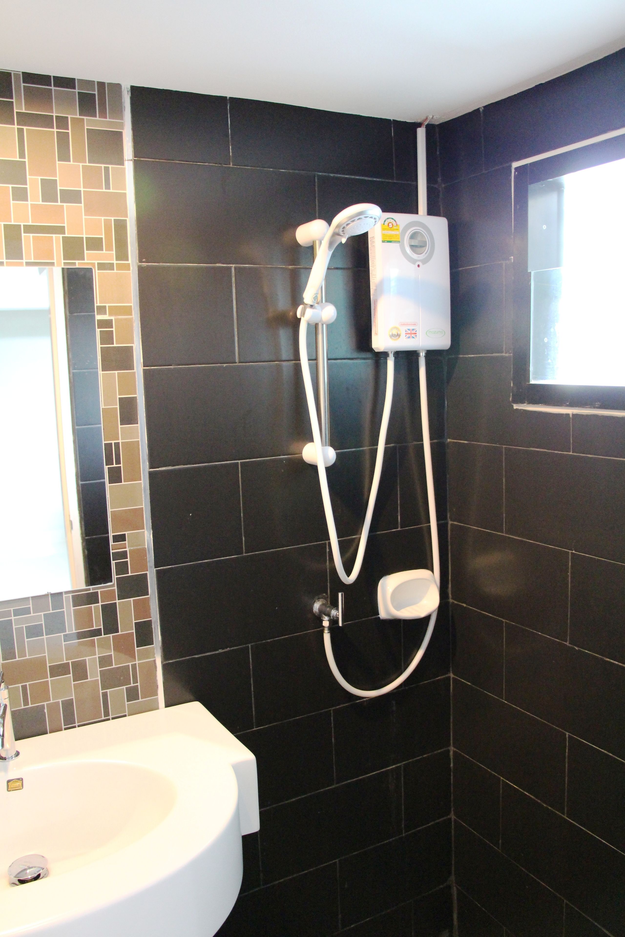 standard twin room | bathroom shower