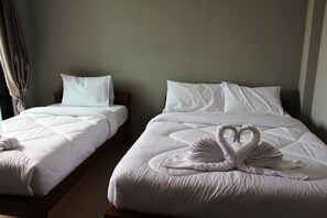 Hypo-allergenic bedding, in-room safe, desk, rollaway beds - Siwa House (Pattaya)