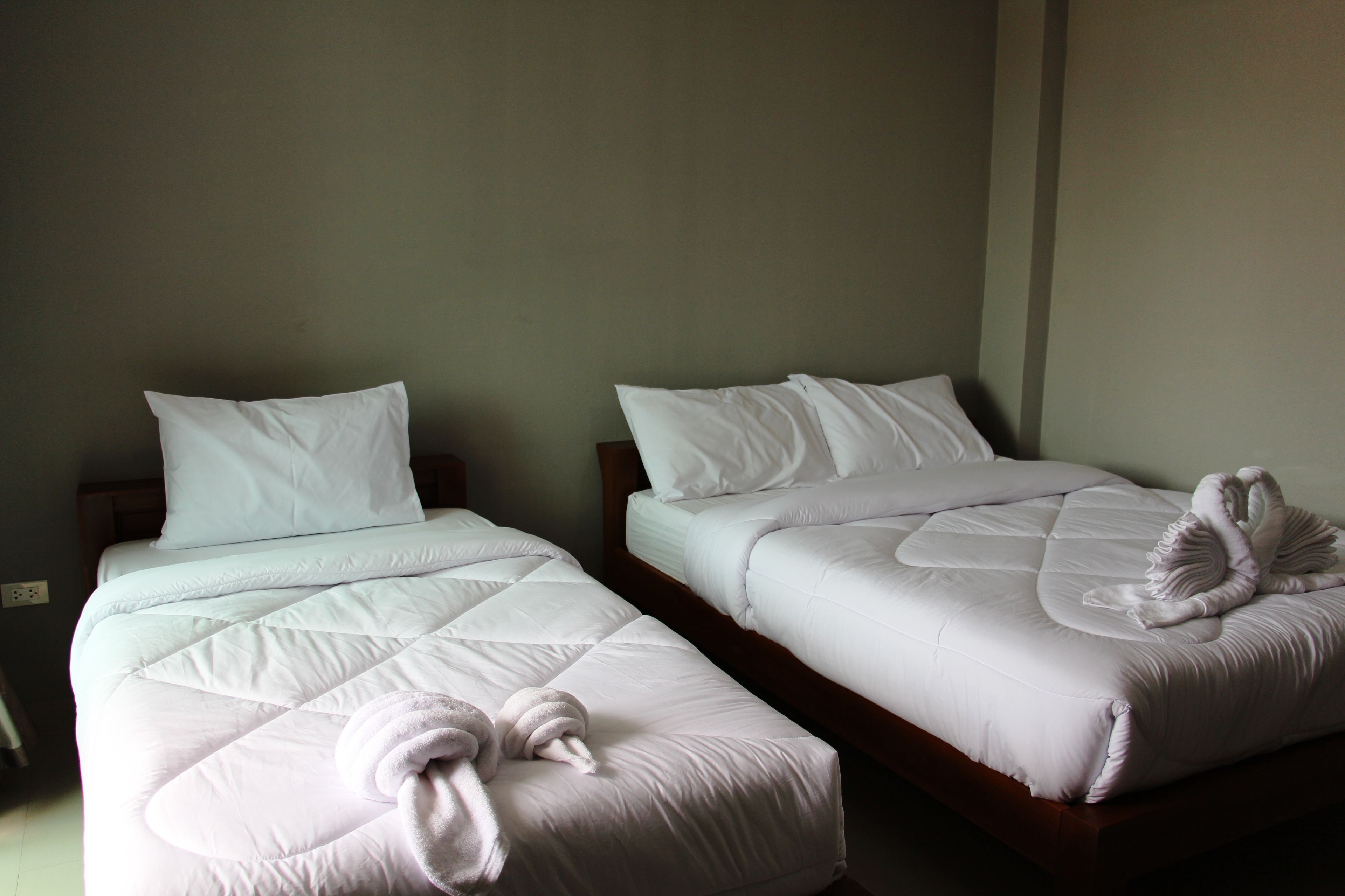 hypo-allergenic bedding, in-room safe, desk, rollaway beds