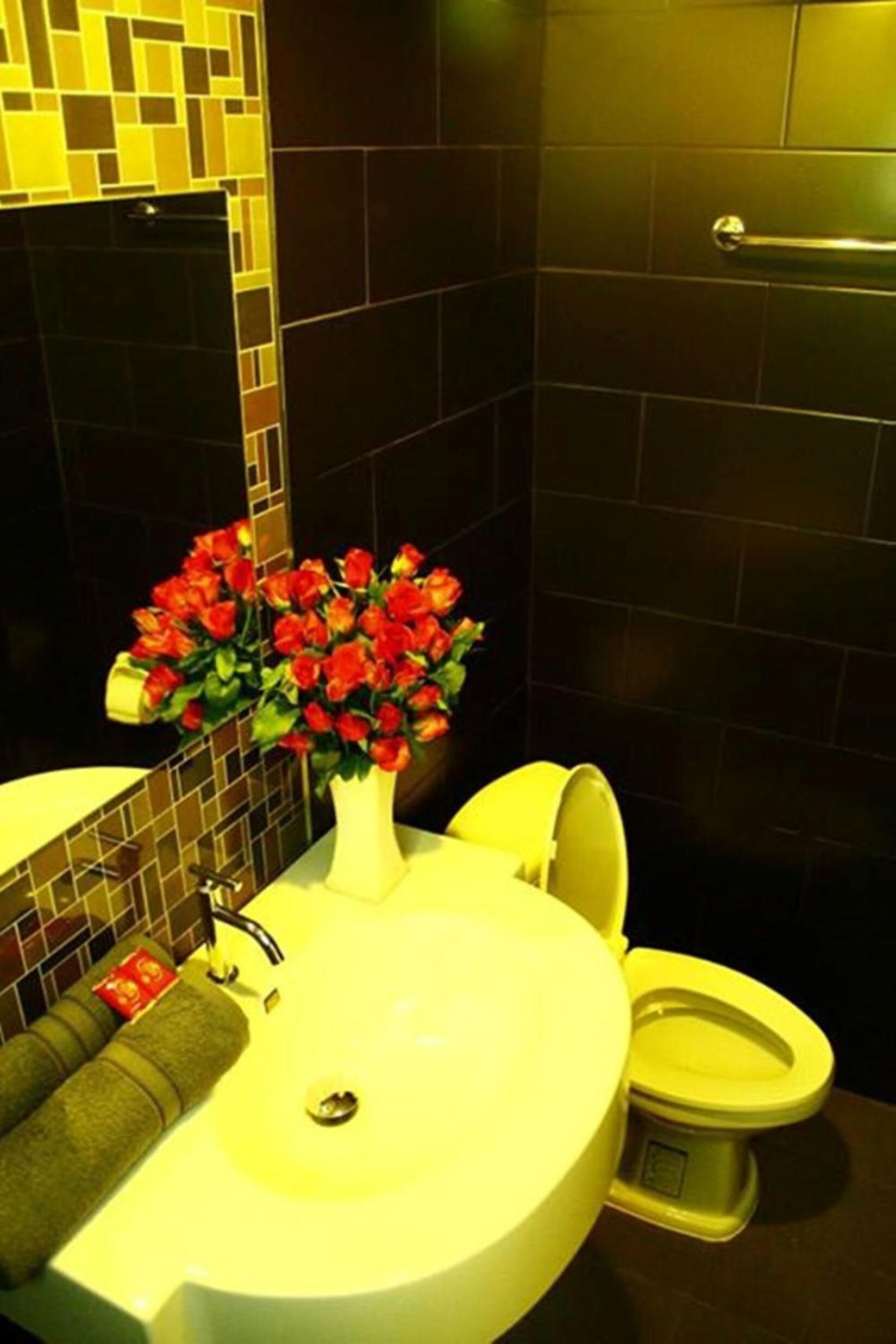 shower, free toiletries, bidet, towels