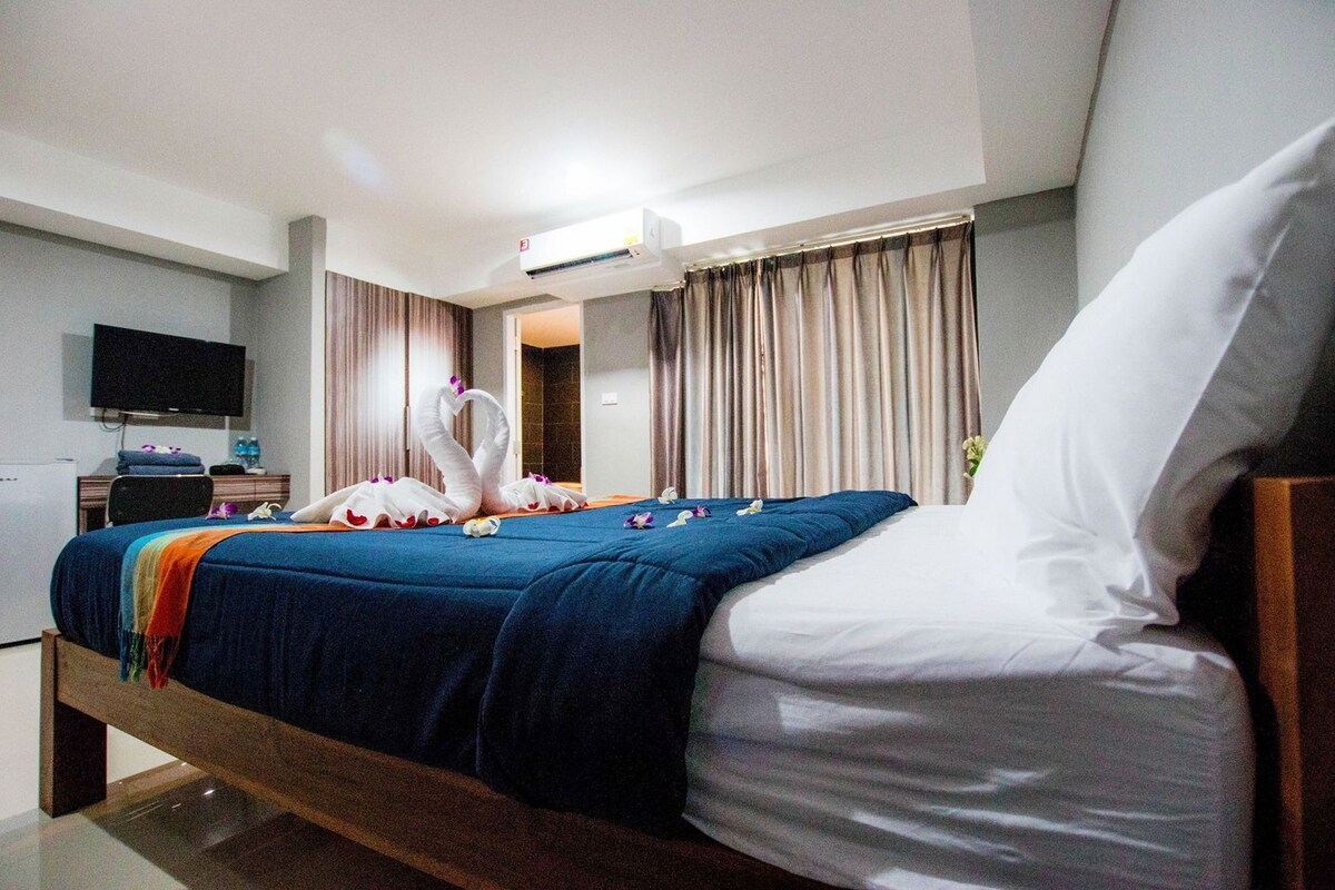 Hypo-allergenic bedding available, in-room safe, desk