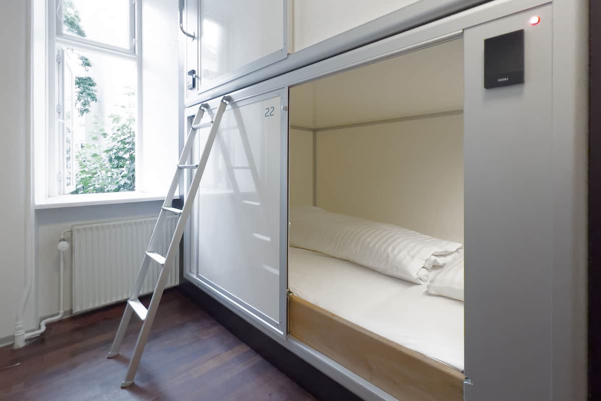 Private capsule with double bed | 免費 Wi-Fi、床單