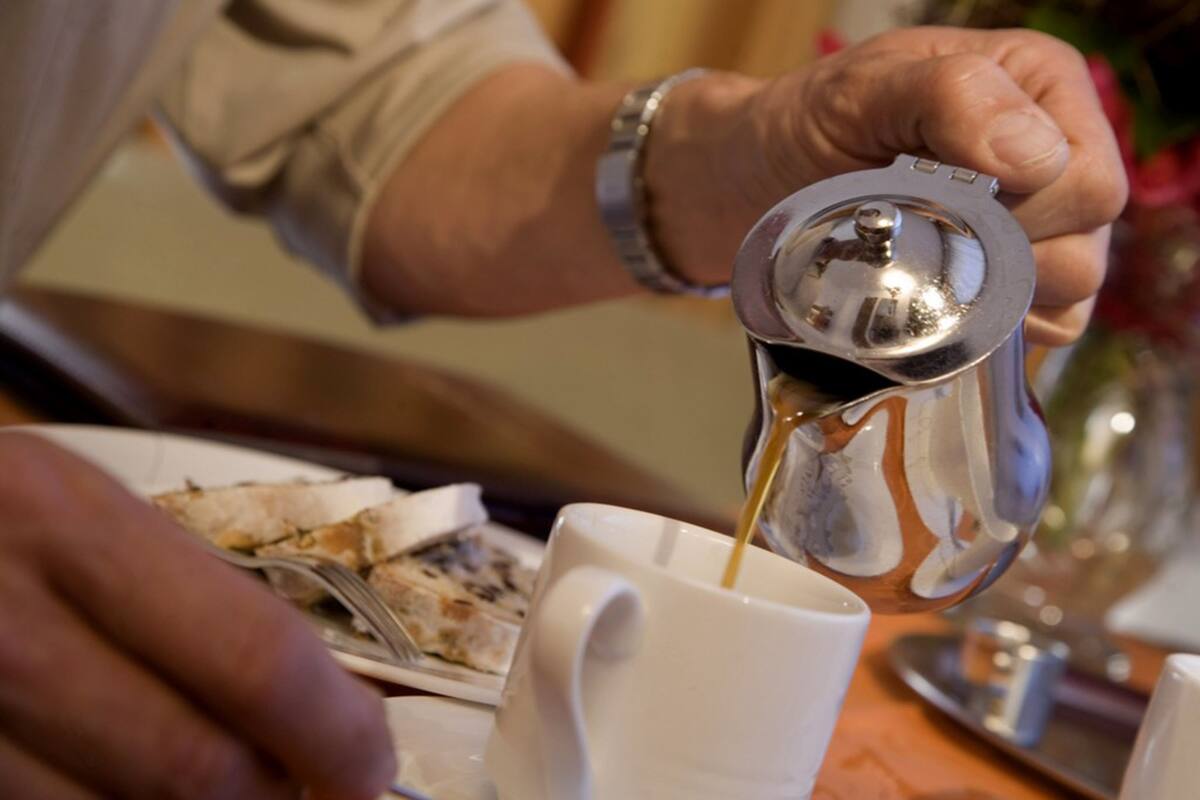 Qualcuno versa il caffè in una tazza.