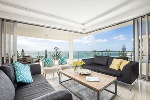 3 Bedroom Luxe Apartment | Wohnbereich | Flachbildfernseher, DVD-Player