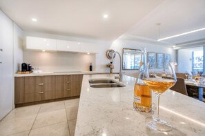 Apartamento Deluxe, 2 habitaciones | Cocina privada | Frigorífico grande, microondas, horno y placa de cocina