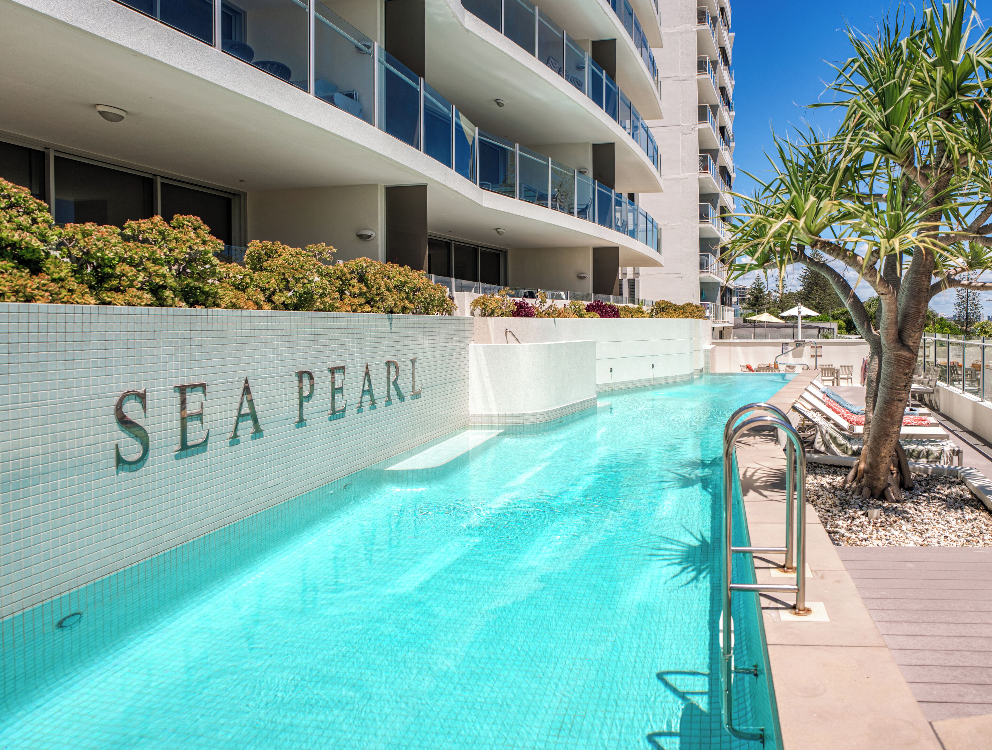 Piscine extérieure, chaises longues