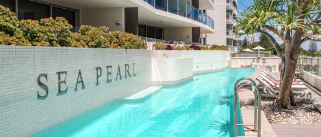 Piscine extérieure, chaises longues