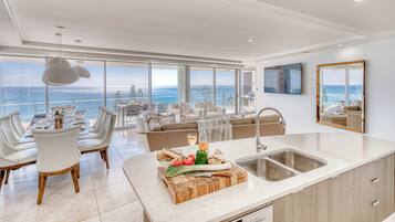 Departamento ejecutivo, 3 habitaciones (Luxe) | Cocina privada | Refrigerador con congelador, microondas, horno y parrilla de estufa
