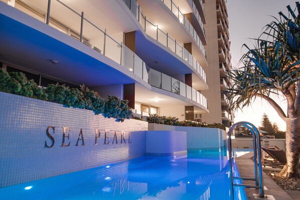 Outdoor pool, sun loungers - Sea Pearl Resort Mooloolaba (Mooloolaba)