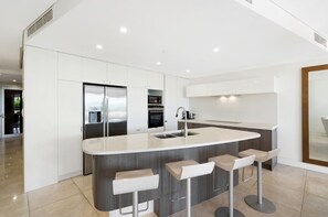 2 Bedroom Pool Access Apartment | Private kitchen | Full-size fridge, microwave, oven, stovetop - Sea Pearl Resort Mooloolaba (Mooloolaba)