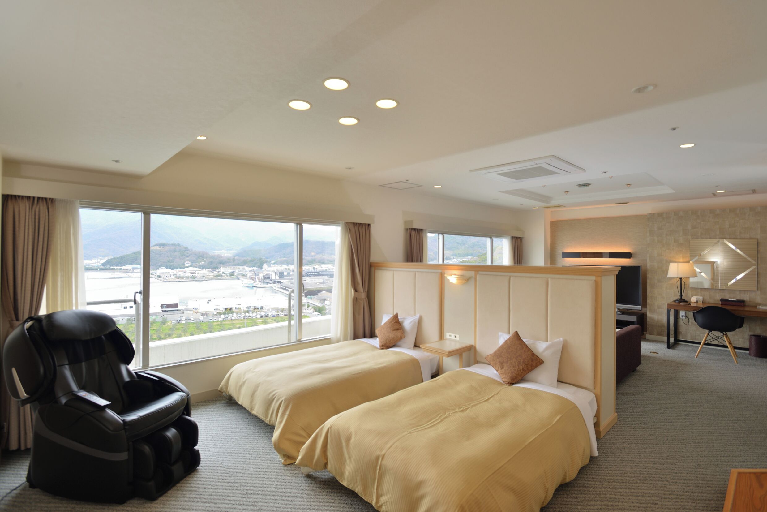 in-room safe, desk, soundproofing, free wifi