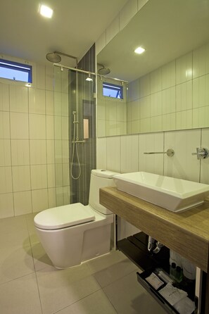 Deluxe Room | Bathroom | Shower, free toiletries, hair dryer, bidet - Wiz Hotel (Pattaya)