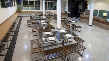 Breakfast, lunch, dinner served; Thai cuisine