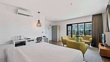 Suíte executiva, 1 cama King, para não fumantes | Cofres nos quartos, escrivaninha, cortinas blackout